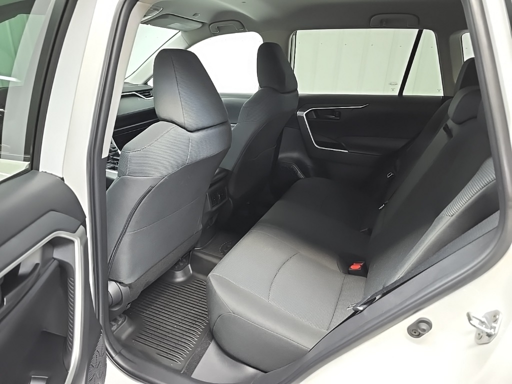 2023 Toyota RAV4 LE photo 30