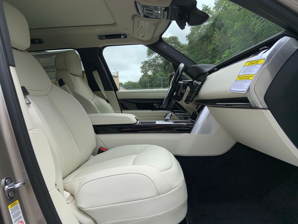 2025 Land Rover Range Rover SE photo 15