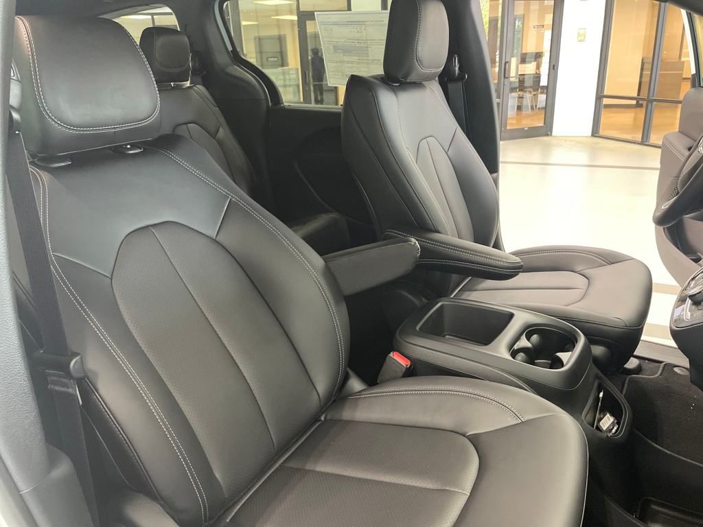 2025 Chrysler Pacifica LE photo 12