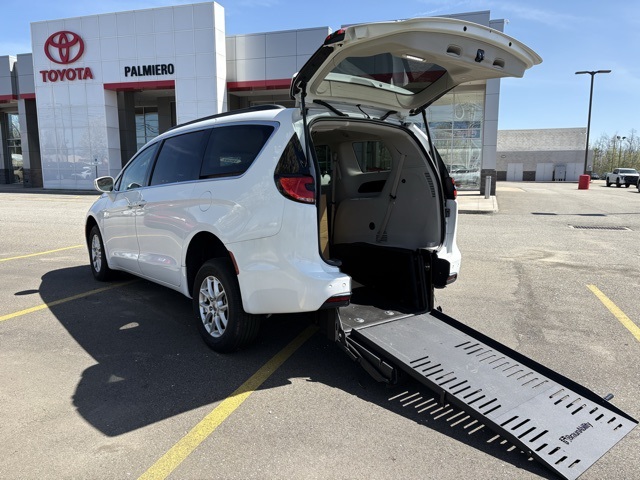 2022 Chrysler Pacifica Touring L's photo