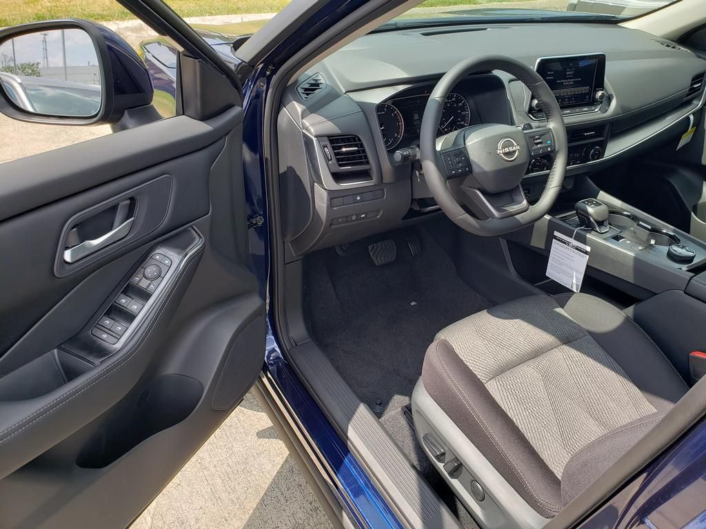 2026 Nissan Rogue SV photo 6