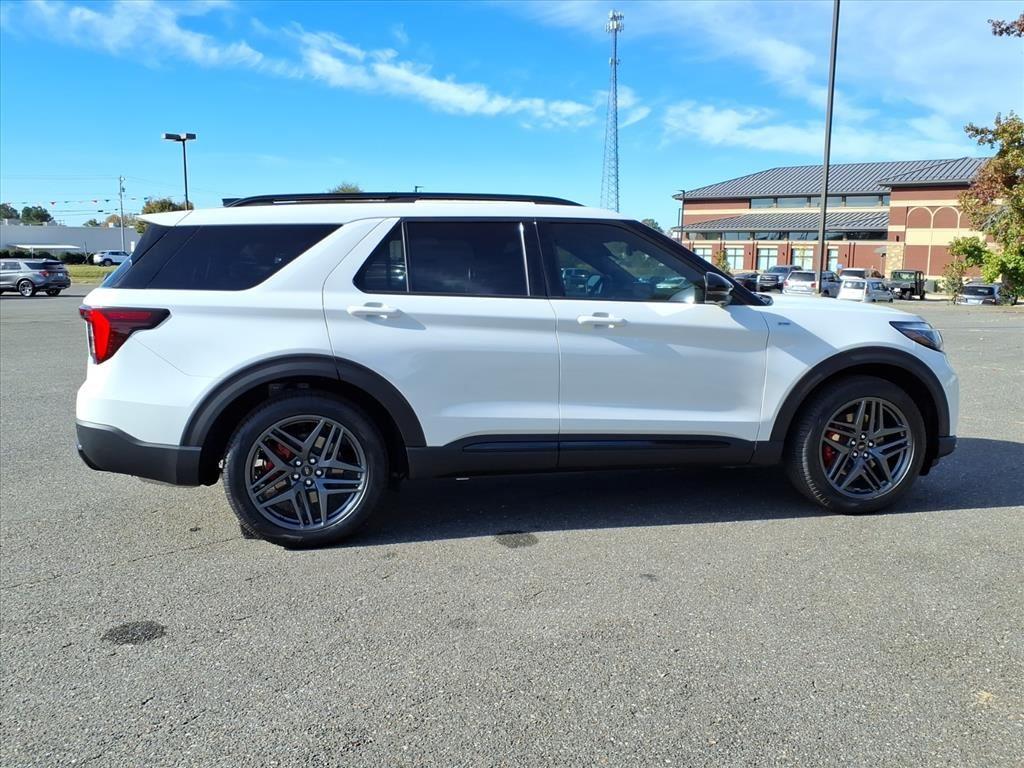 2025 Ford Explorer ST-Line photo 4