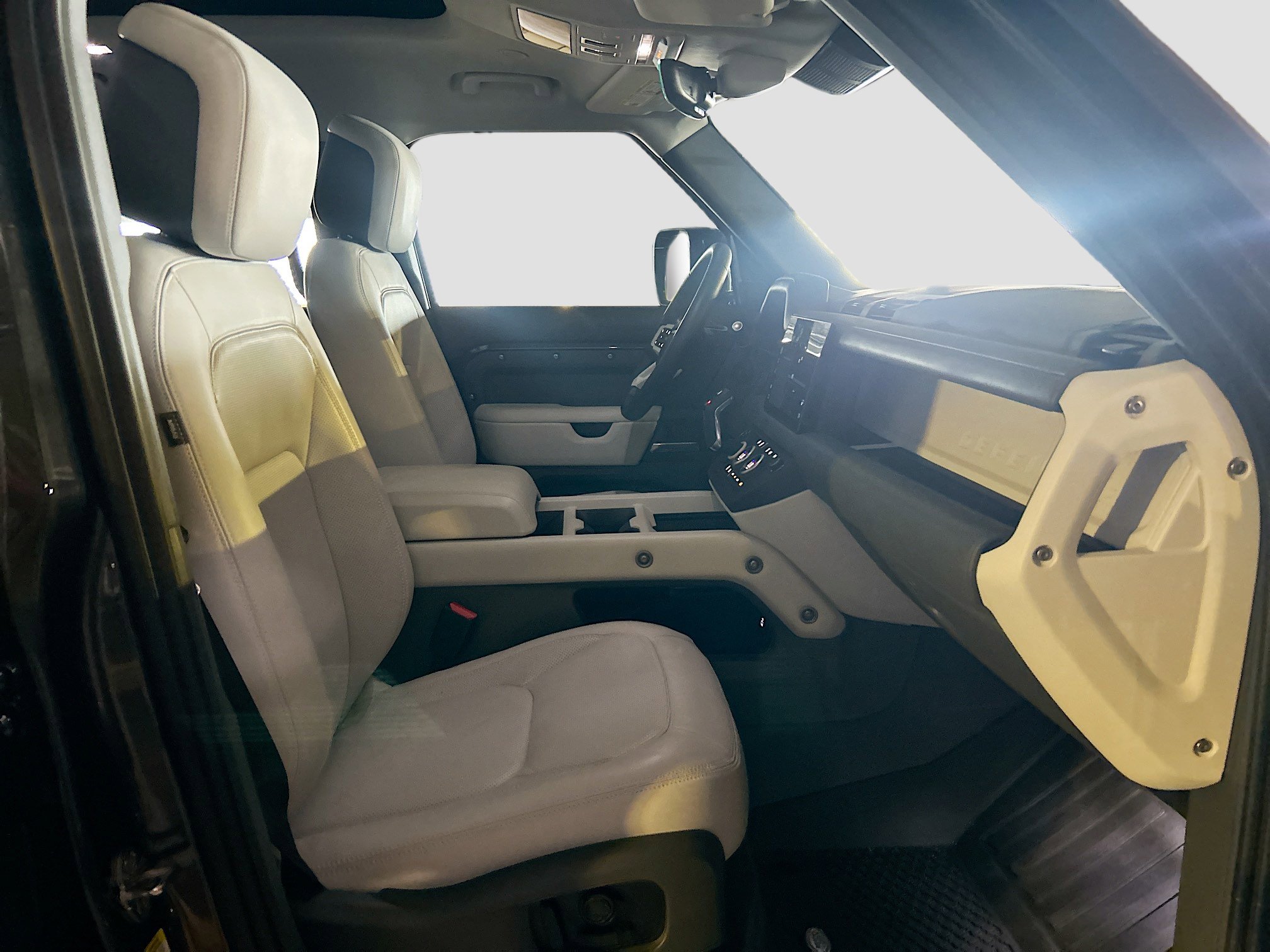 2025 Land Rover Defender 110 S photo 7