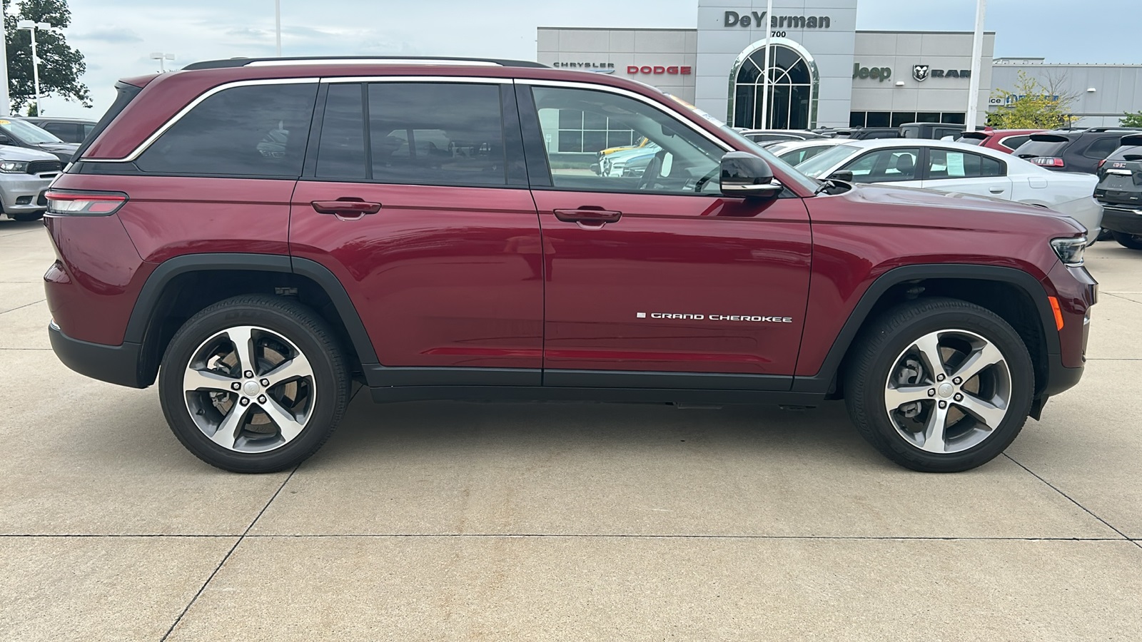 2023 Jeep Cherokee Base photo 2