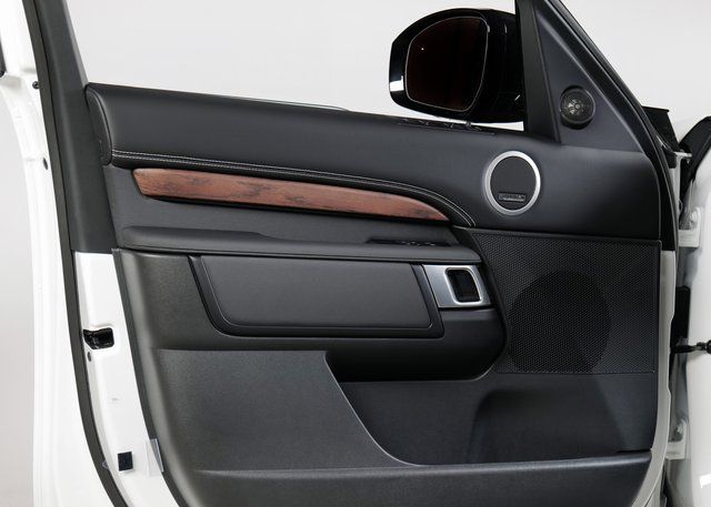 2025 Land Rover Discovery SE photo 19