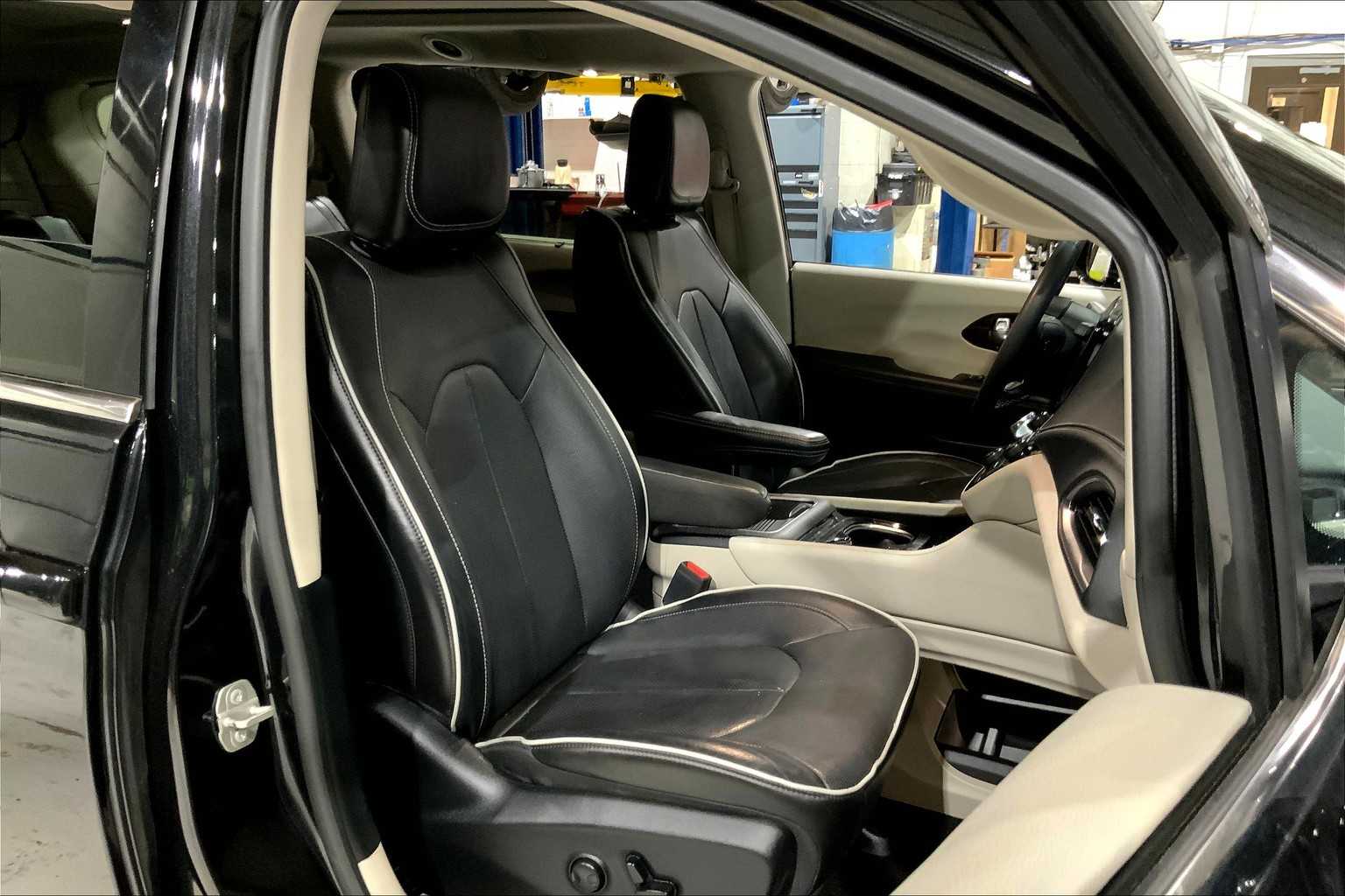 2023 Chrysler Pacifica Limited photo 8