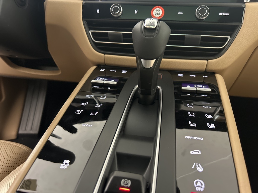 2025 Porsche Macan T photo 19