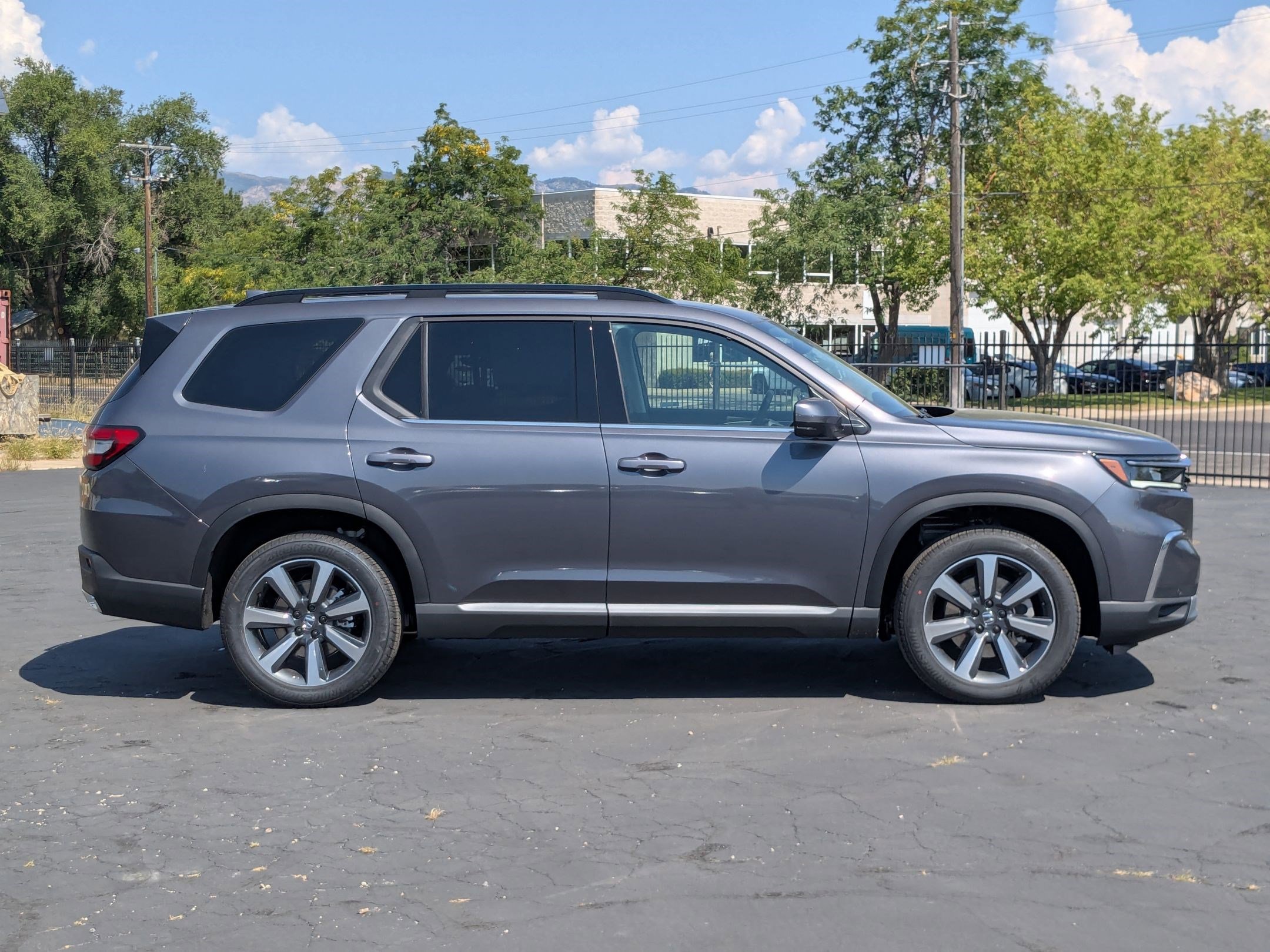 2025 Honda Pilot Elite photo 2