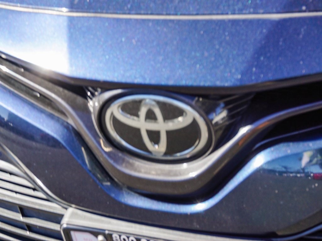 2020 Toyota Camry LE photo 2