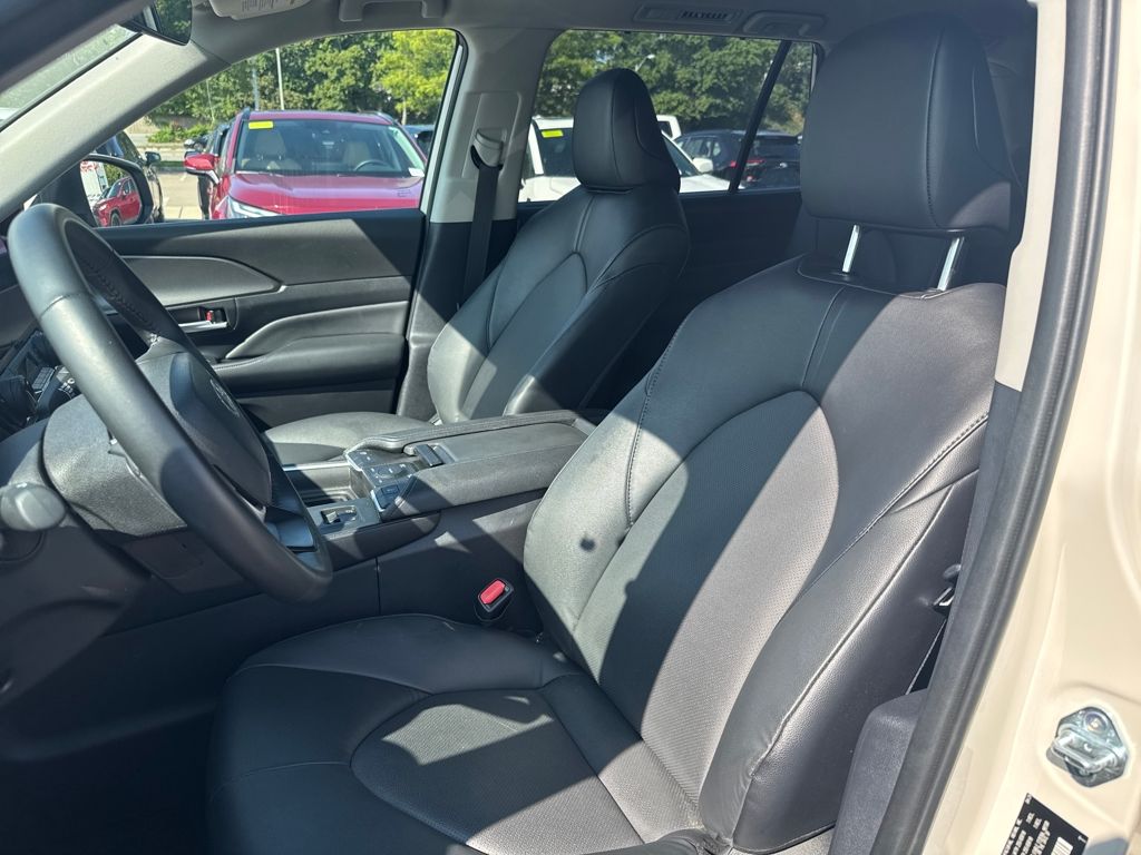 2024 Toyota Grand Highlander XLE photo 3