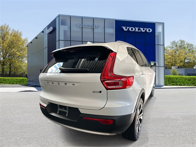 2025 Volvo XC40 Plus photo 2