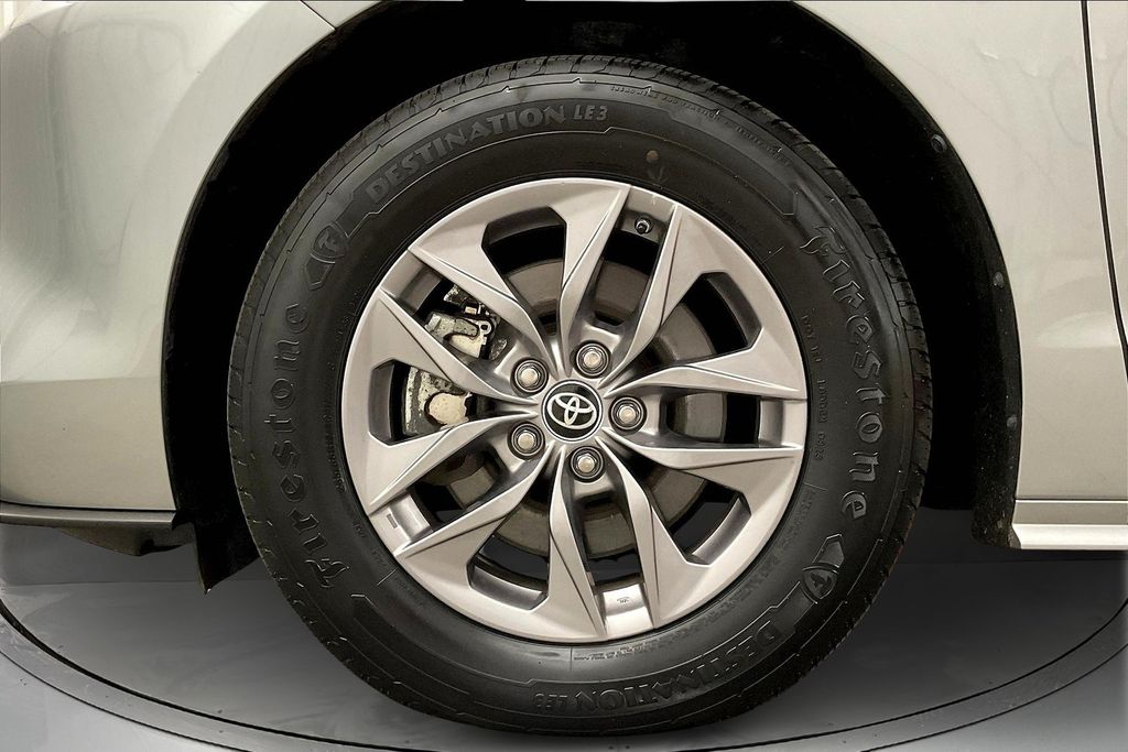 2021 Toyota Sienna XLE photo 9