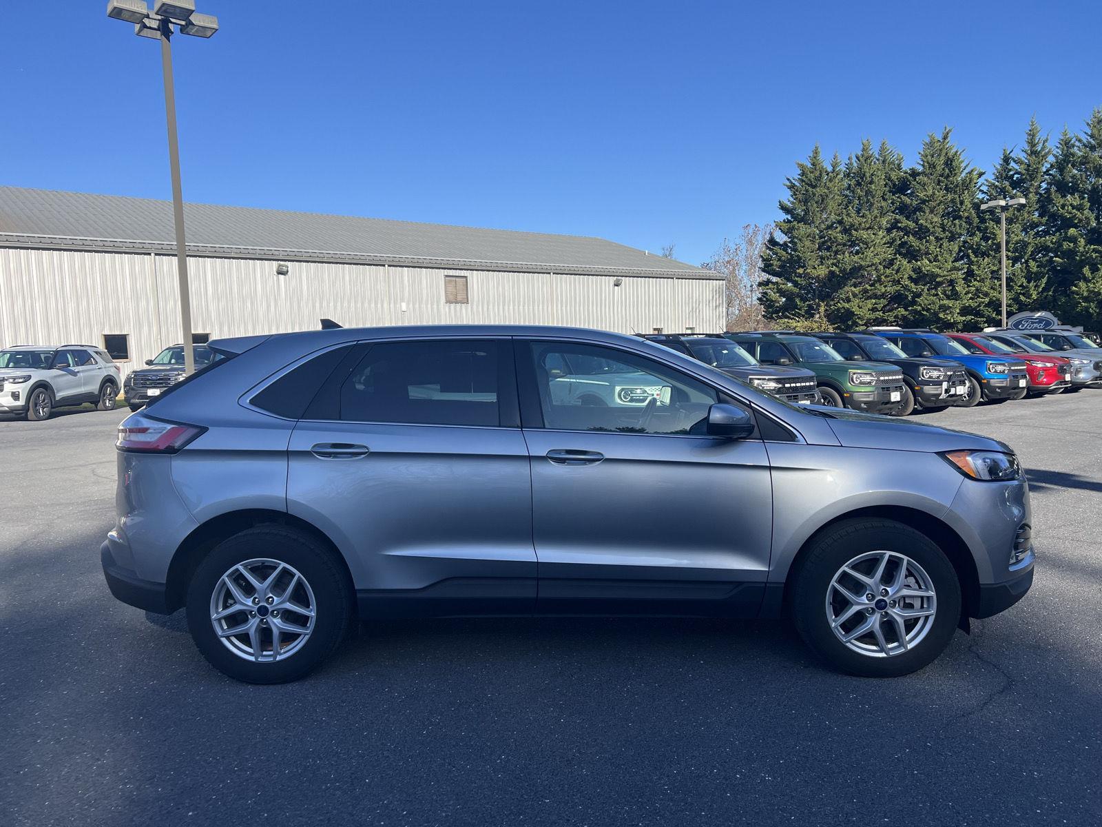 2022 Ford Edge SEL photo 2