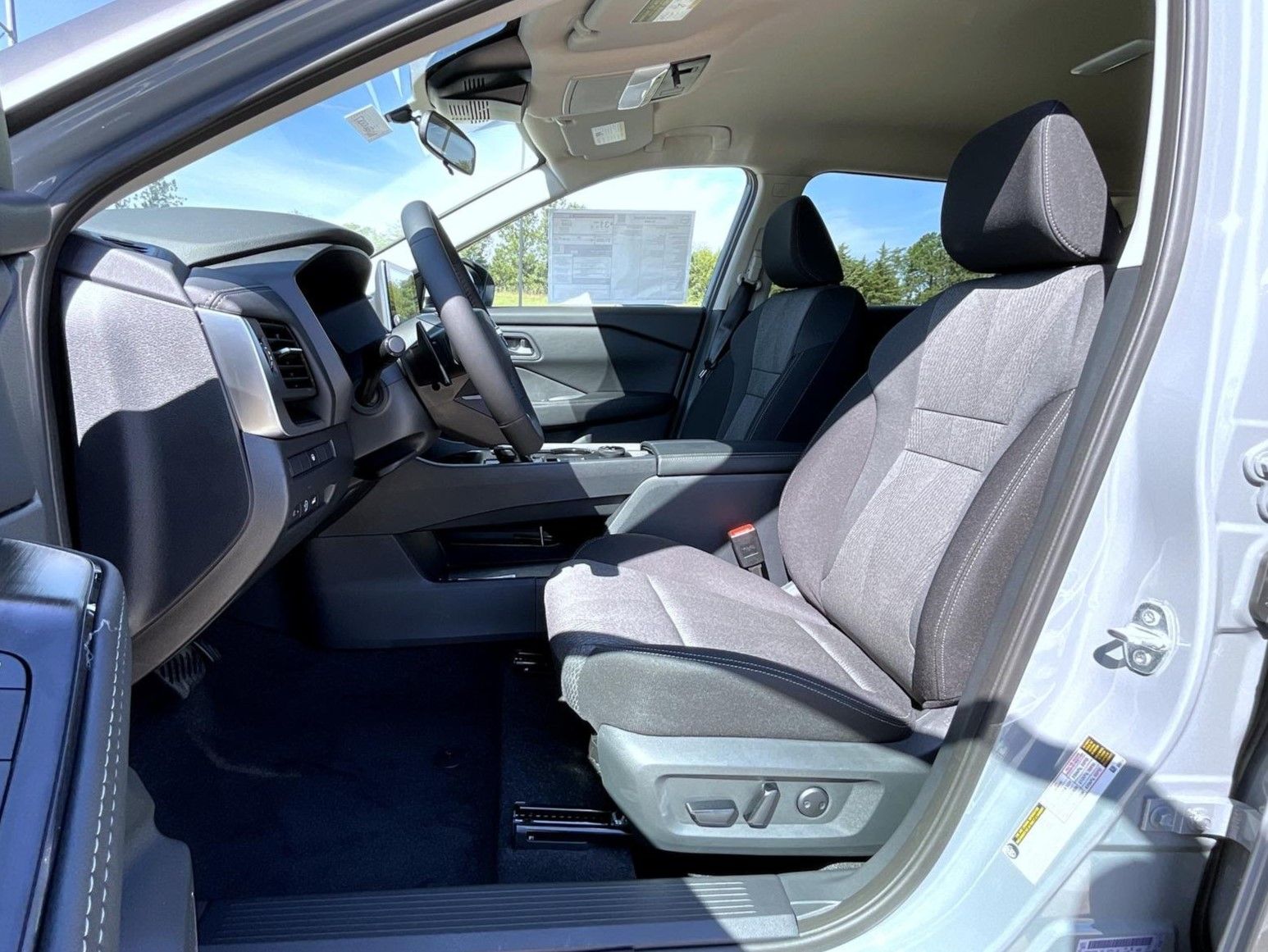 2026 Nissan Rogue SV photo 10