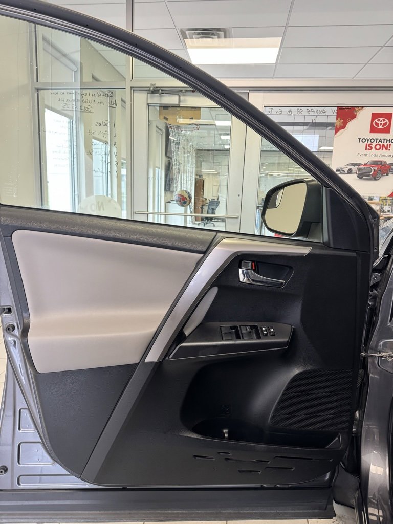 2016 Toyota RAV4 XLE photo 4