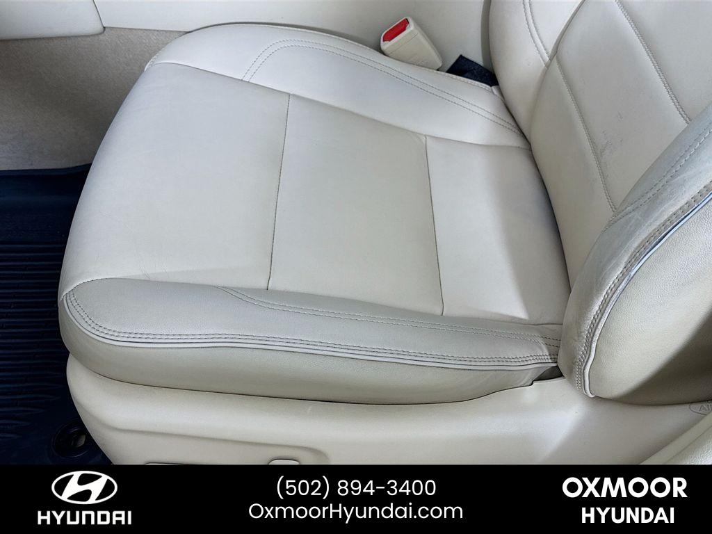 2017 Toyota Camry XLE photo 16