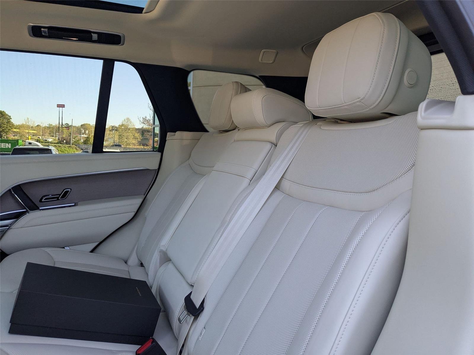 2025 Land Rover Range Rover SE photo 22