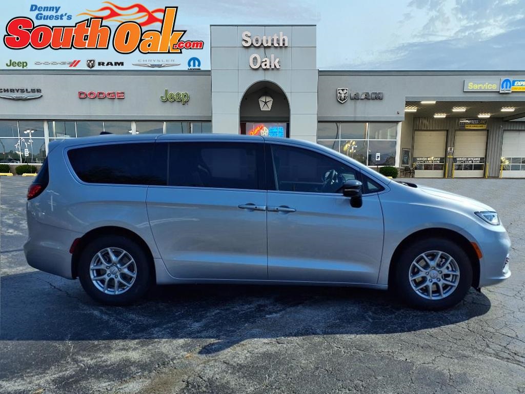 2026 Chrysler Pacifica photo 2
