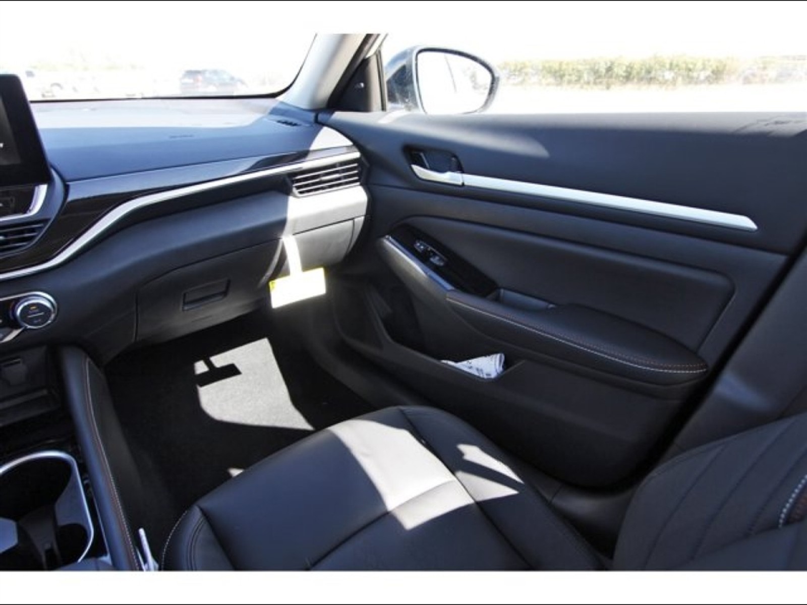 2025 Nissan Altima SR White at Robbins Nissan