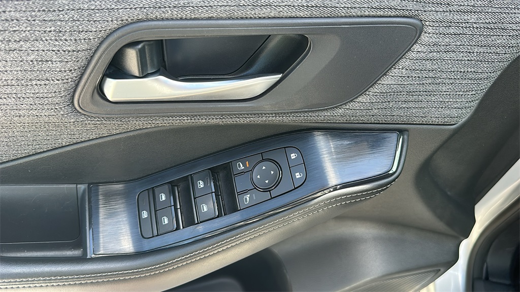 2023 Nissan Rogue SV photo 13