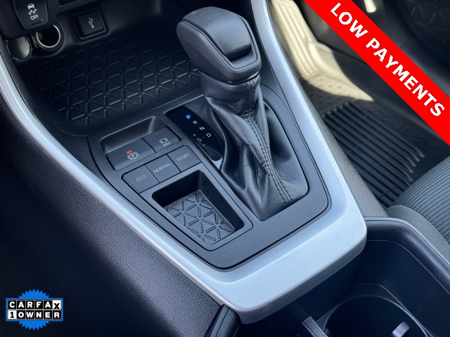 2022 Toyota RAV4 LE photo 11