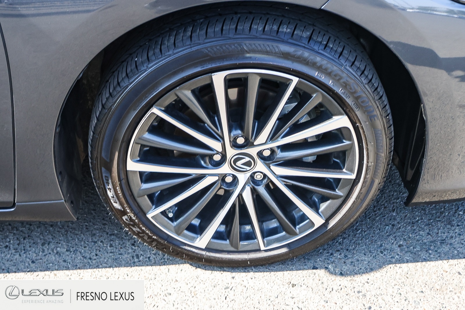 2025 Lexus ES 300h photo 9