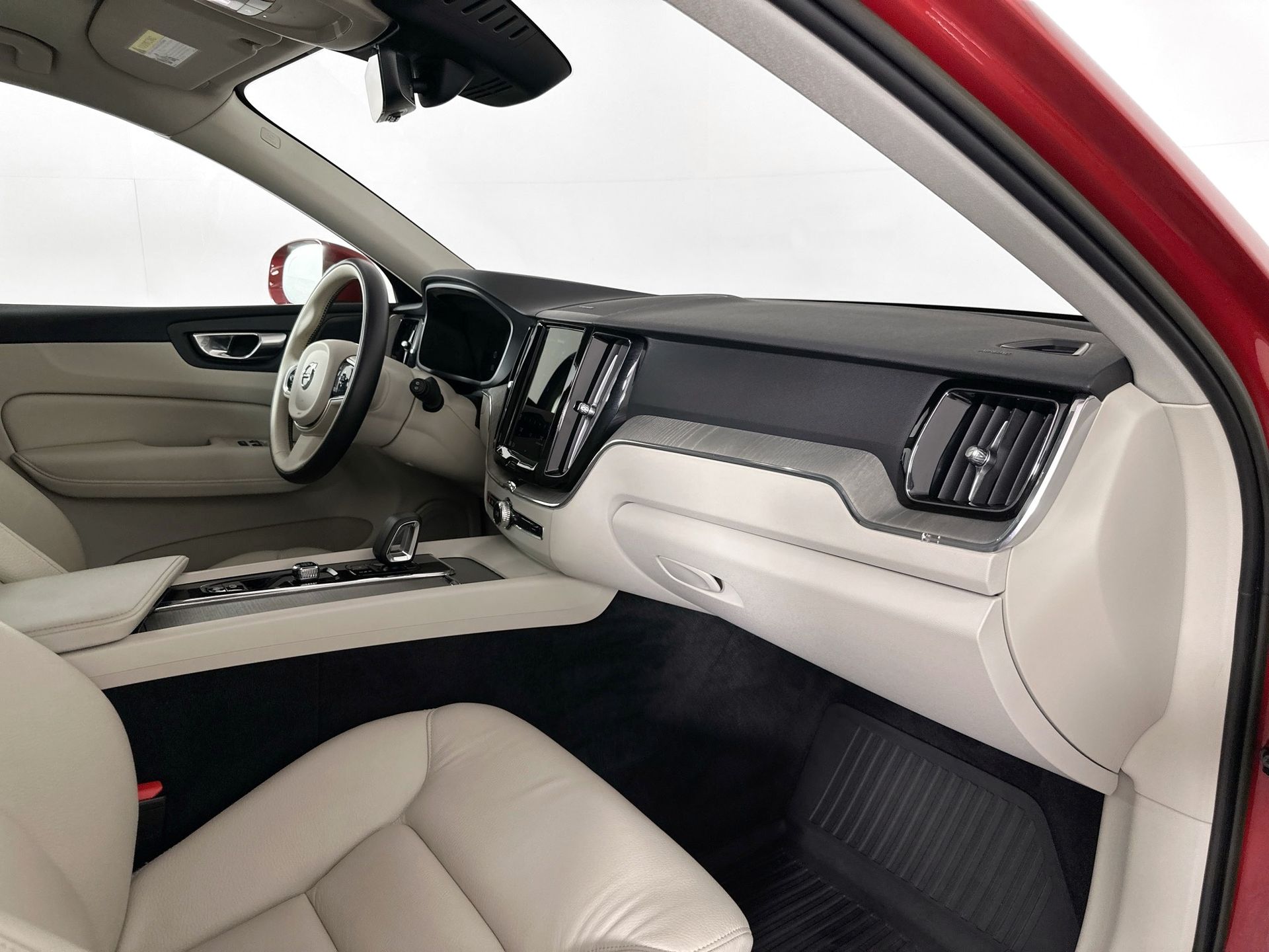 2023 Volvo XC60 B5 Plus photo 24