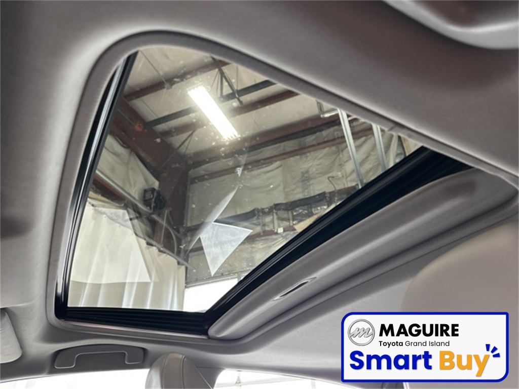 2020 Toyota Camry SE photo 3