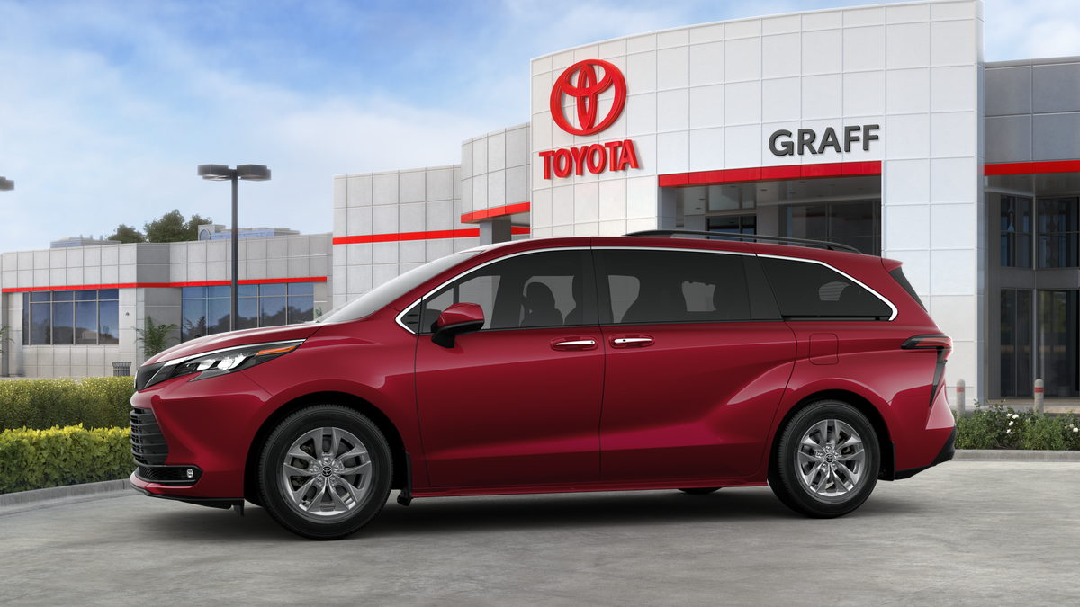2025 Toyota Sienna XLE photo 3