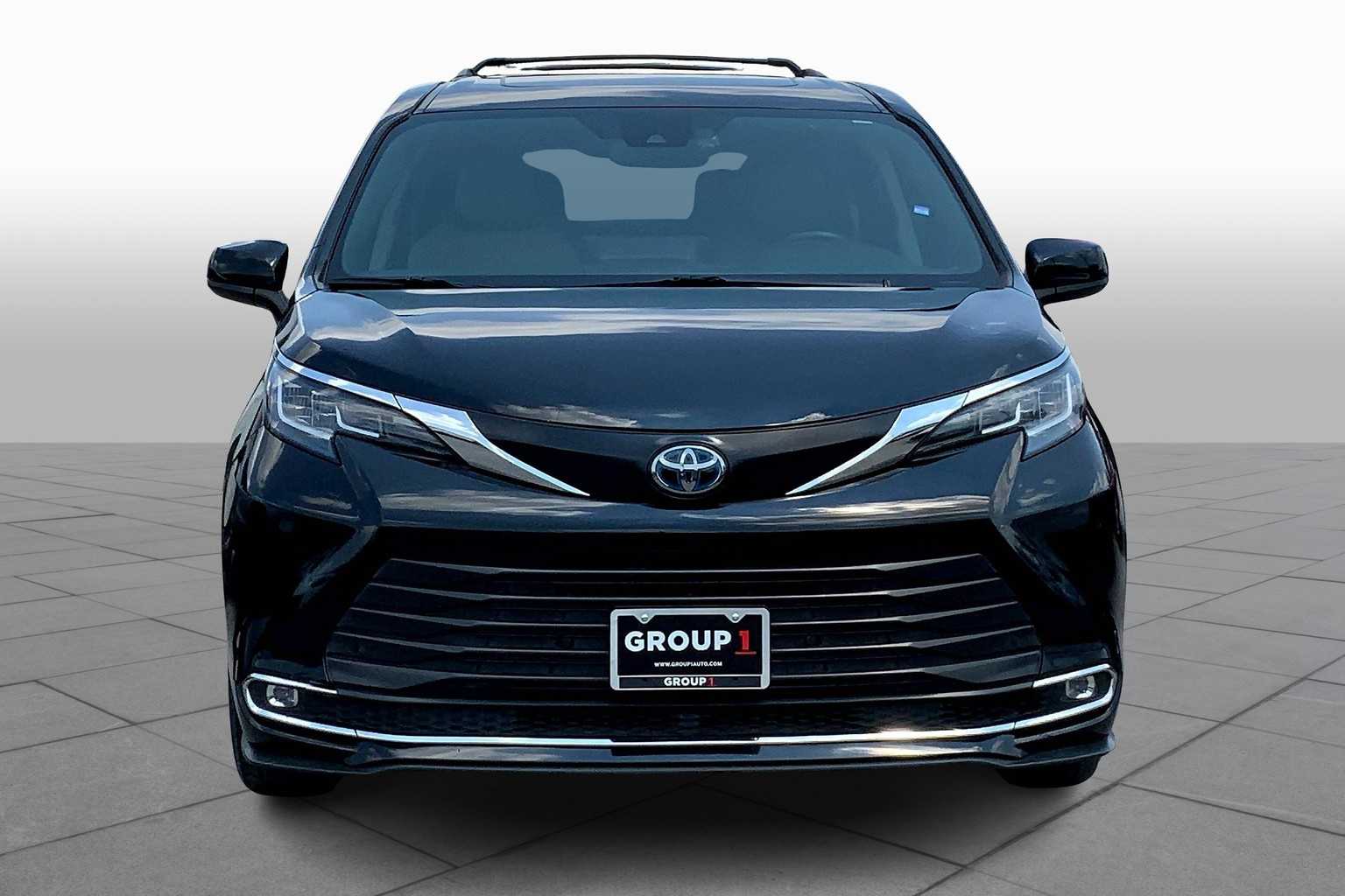 2022 Toyota Sienna XLE photo 3