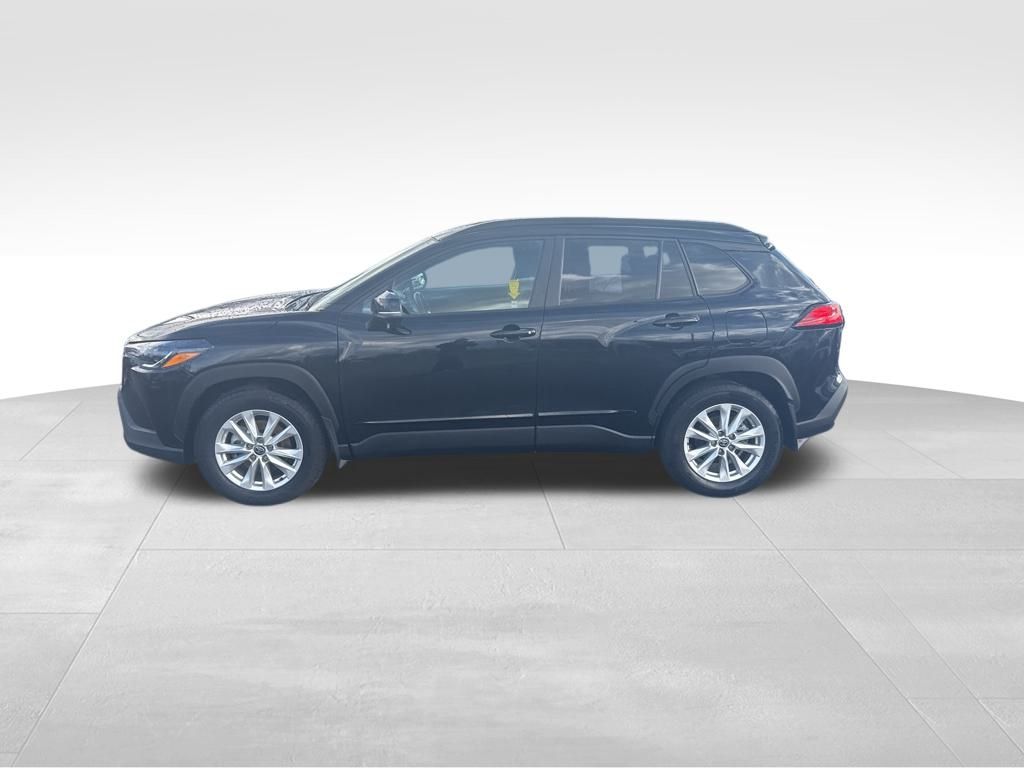 2024 Toyota Corolla Cross LE photo 2