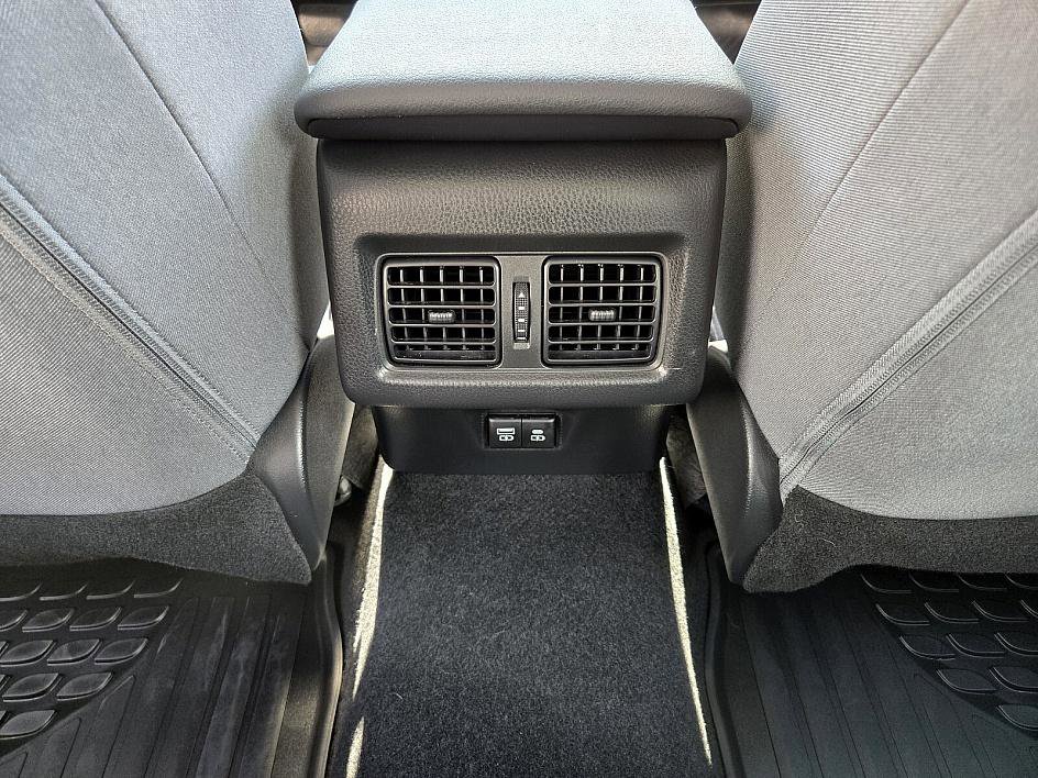 2025 Toyota Camry LE photo 14