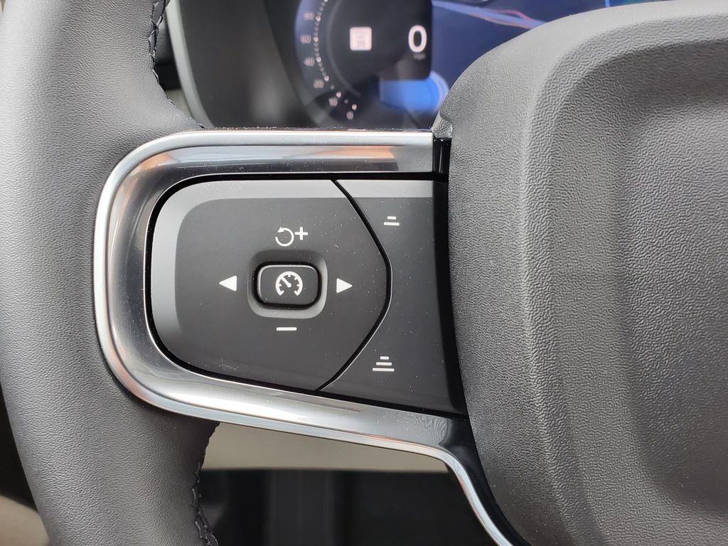 2026 Volvo XC40 Plus photo 4