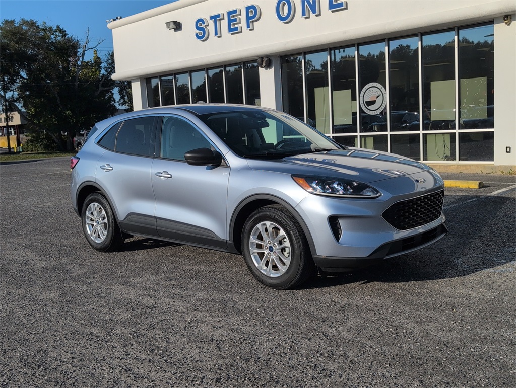 2022 Ford Escape SE photo 2