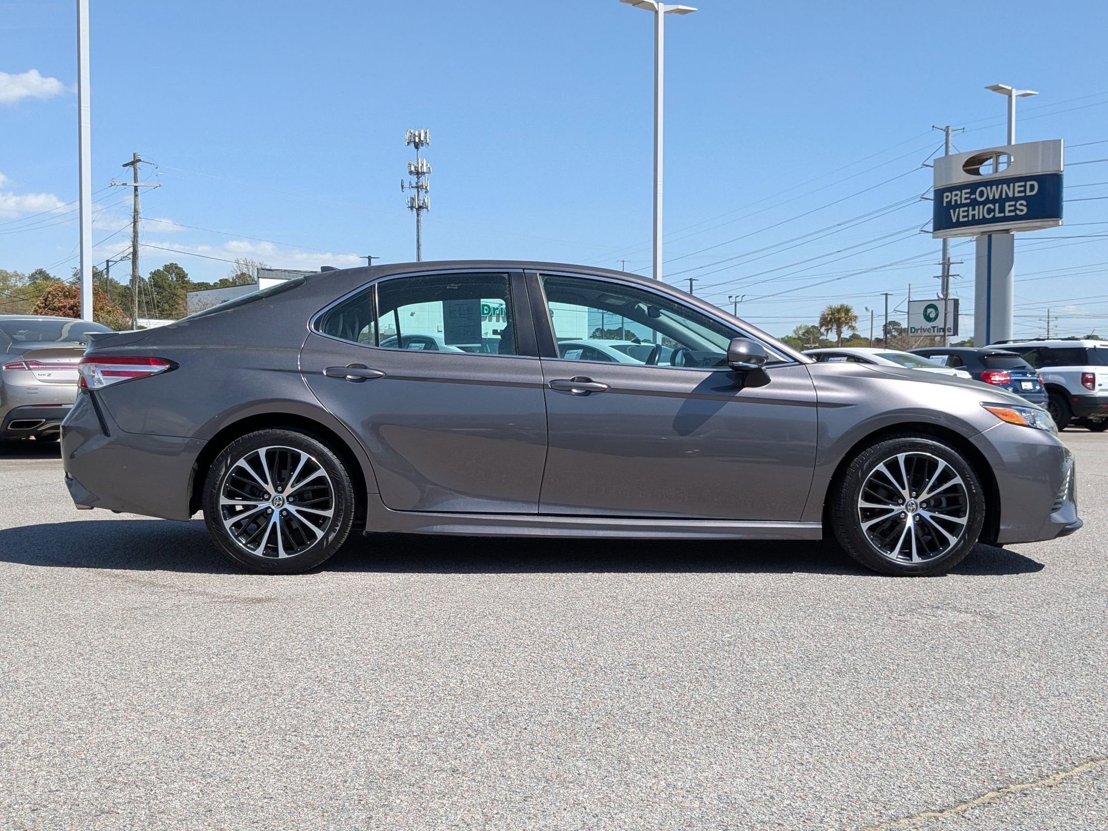 2020 Toyota Camry SE photo 4
