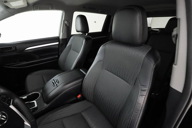 2019 Toyota Highlander LE photo 12