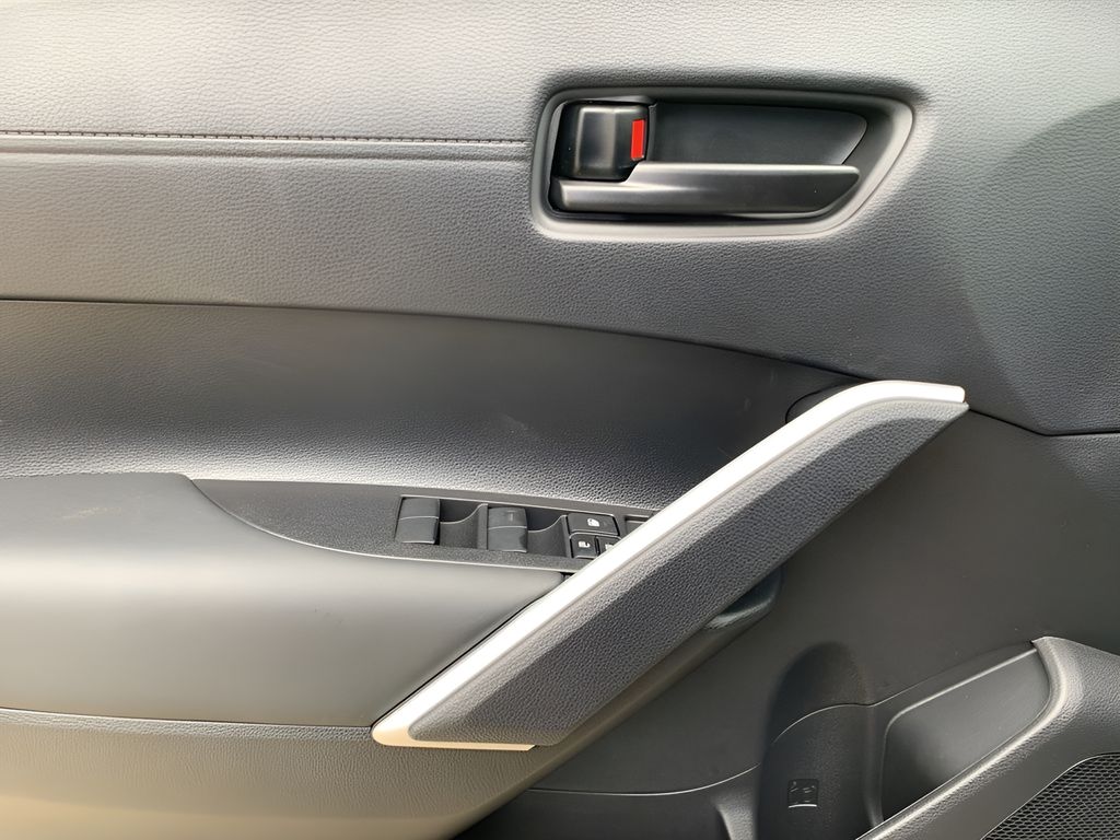 2025 Toyota Corolla Cross LE photo 9