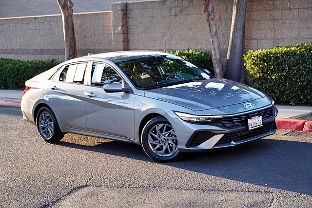 2024 Hyundai Elantra SEL photo 2
