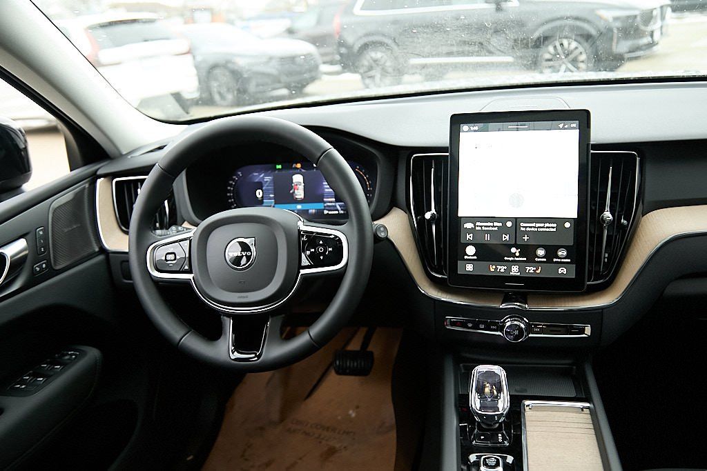 2026 VOLVO XC60 - Image 24