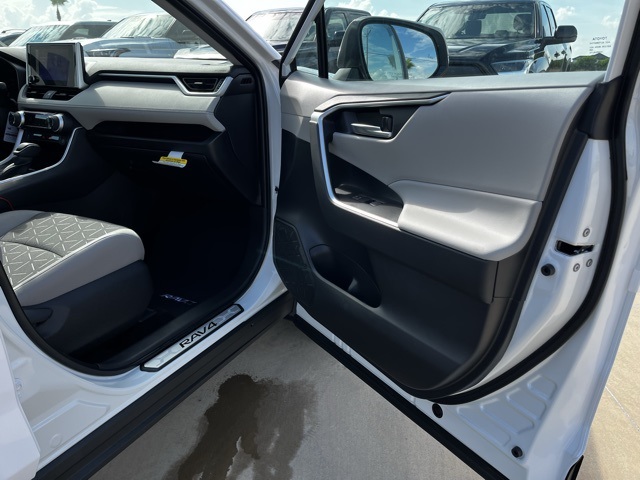 2025 Toyota RAV4 XLE photo 19