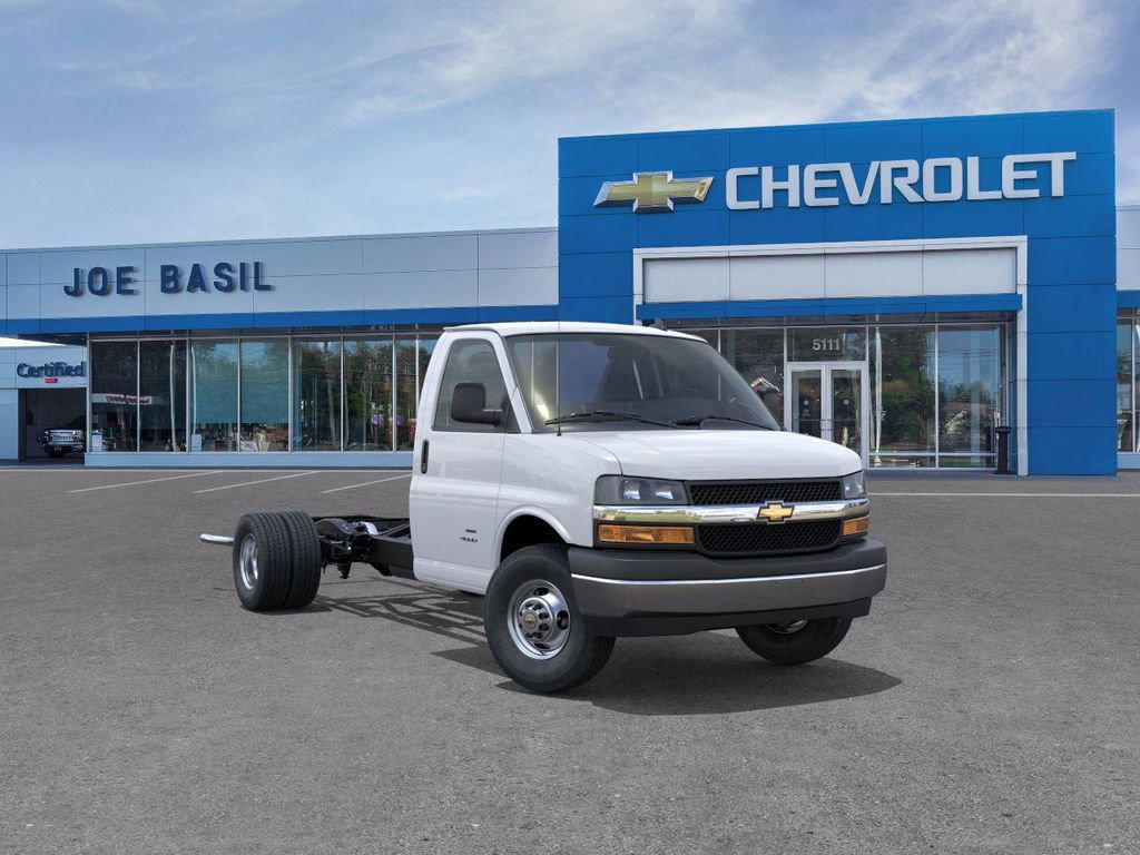 2025 Chevrolet Express Cutaway Base's photo