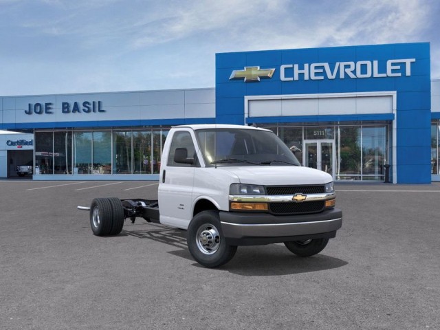 2025 Chevrolet Express Cutaway Base's photo