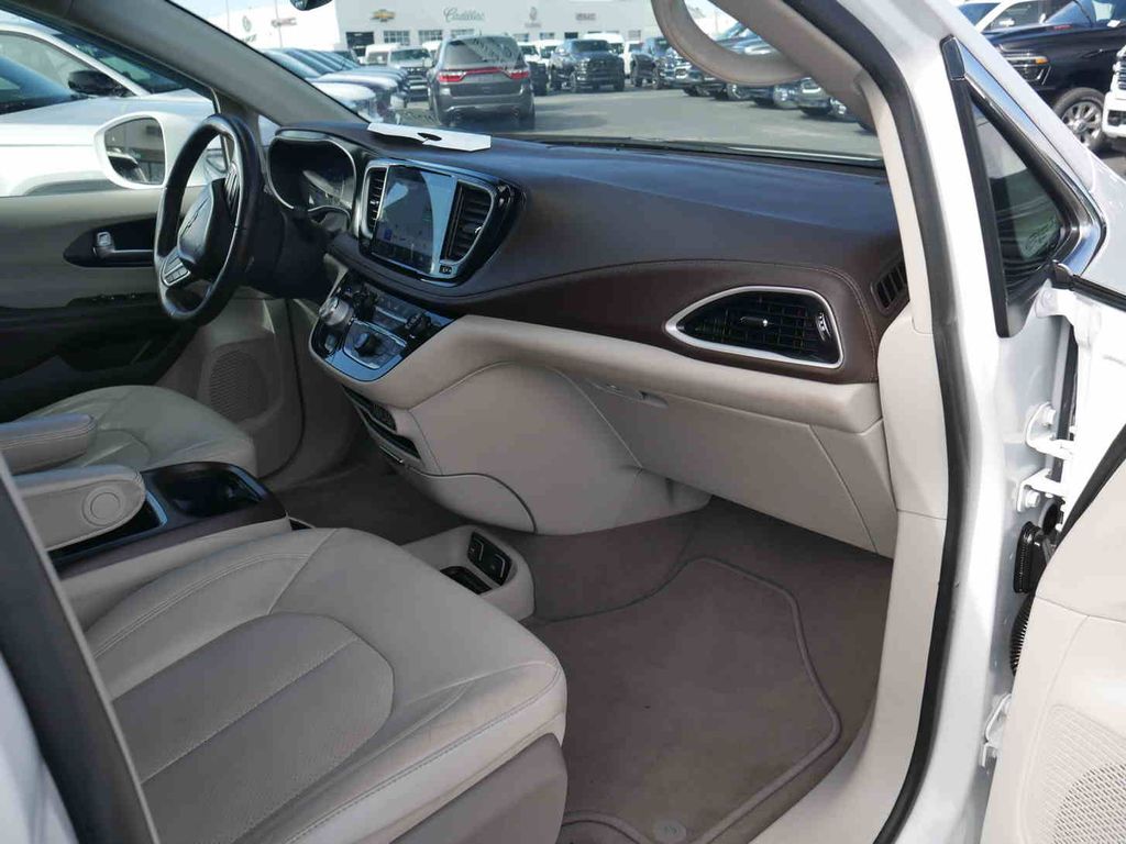 2021 Chrysler Pacifica Touring L photo 20