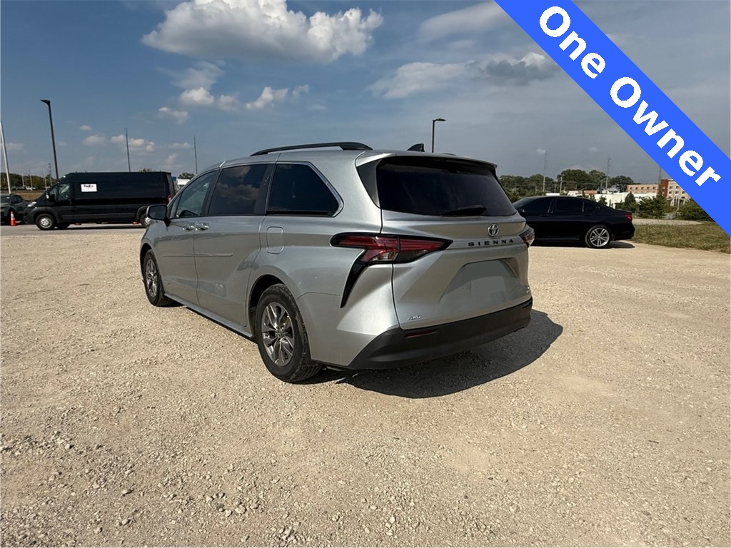 2021 Toyota Sienna LE photo 7