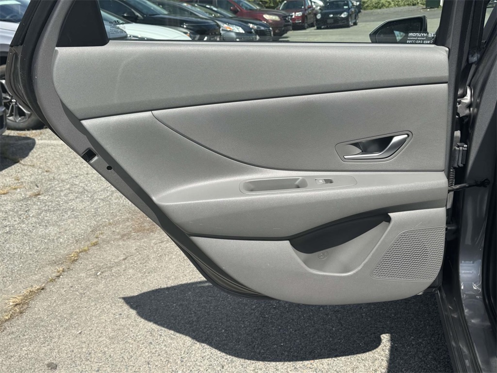 2023 Hyundai Elantra SE photo 11