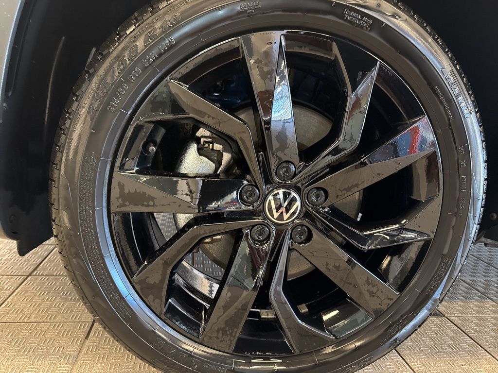 2024 Volkswagen Taos SE photo 2