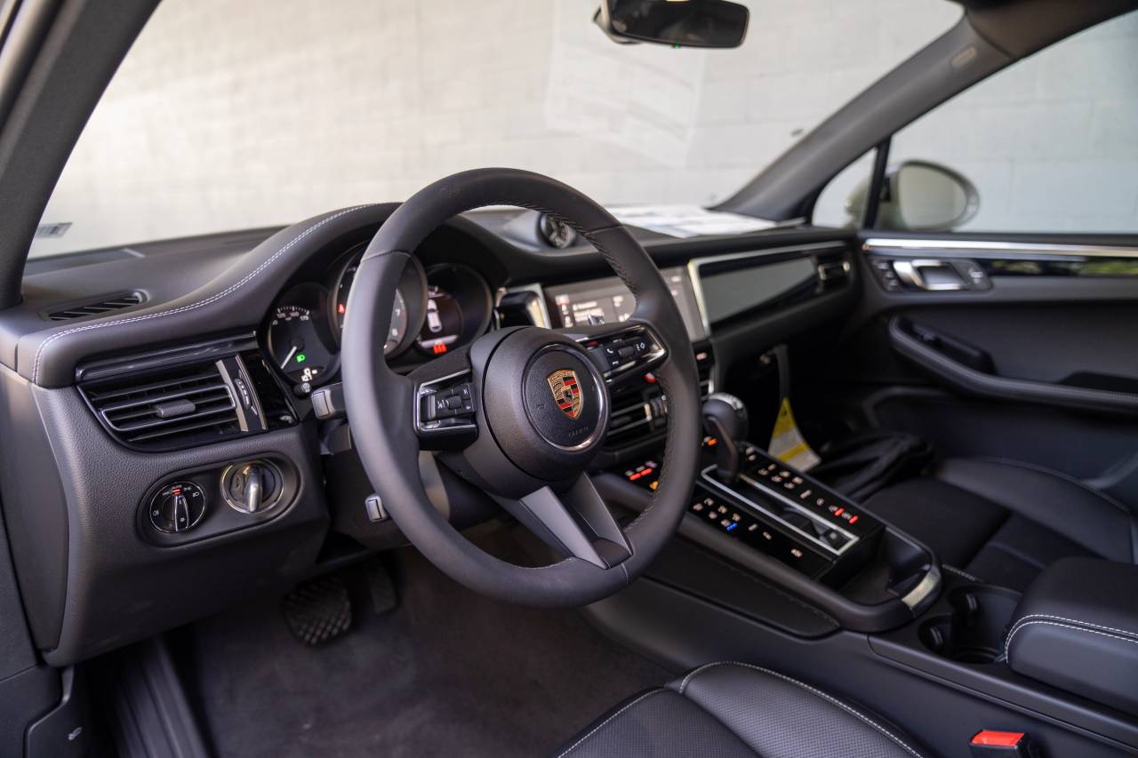2025 Porsche Macan S photo 4