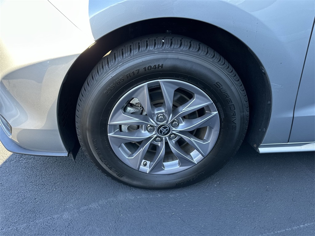 2022 Toyota Sienna LE photo 2