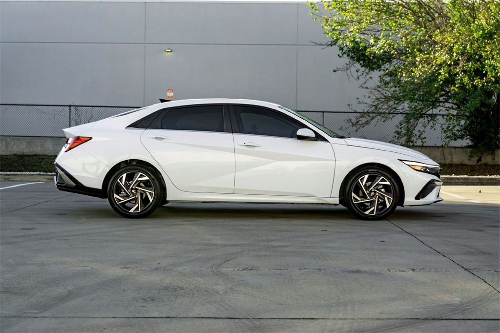 2025 Hyundai Elantra SEL Convenience photo 4