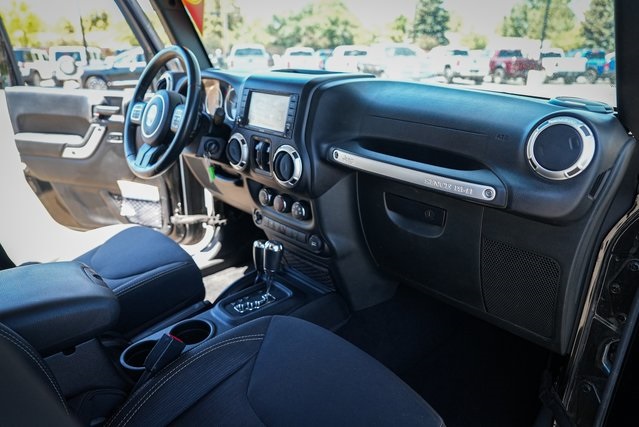 2015 Jeep Wrangler Unlimited Sahara photo 25
